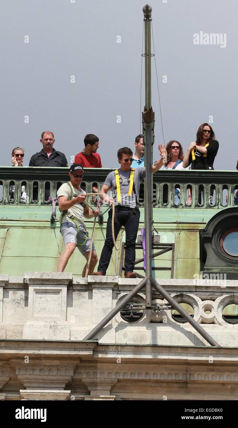 Tom Cruise, inspecte l'ensemble de sa nouvelle Mission Impossible 5 film sur le toit de l'opéra avec : Tom Cruise, Rebecca Ferguson,Christopher McQuarrie Où : Vienne, Autriche Quand : 21 août 2014 Banque D'Images