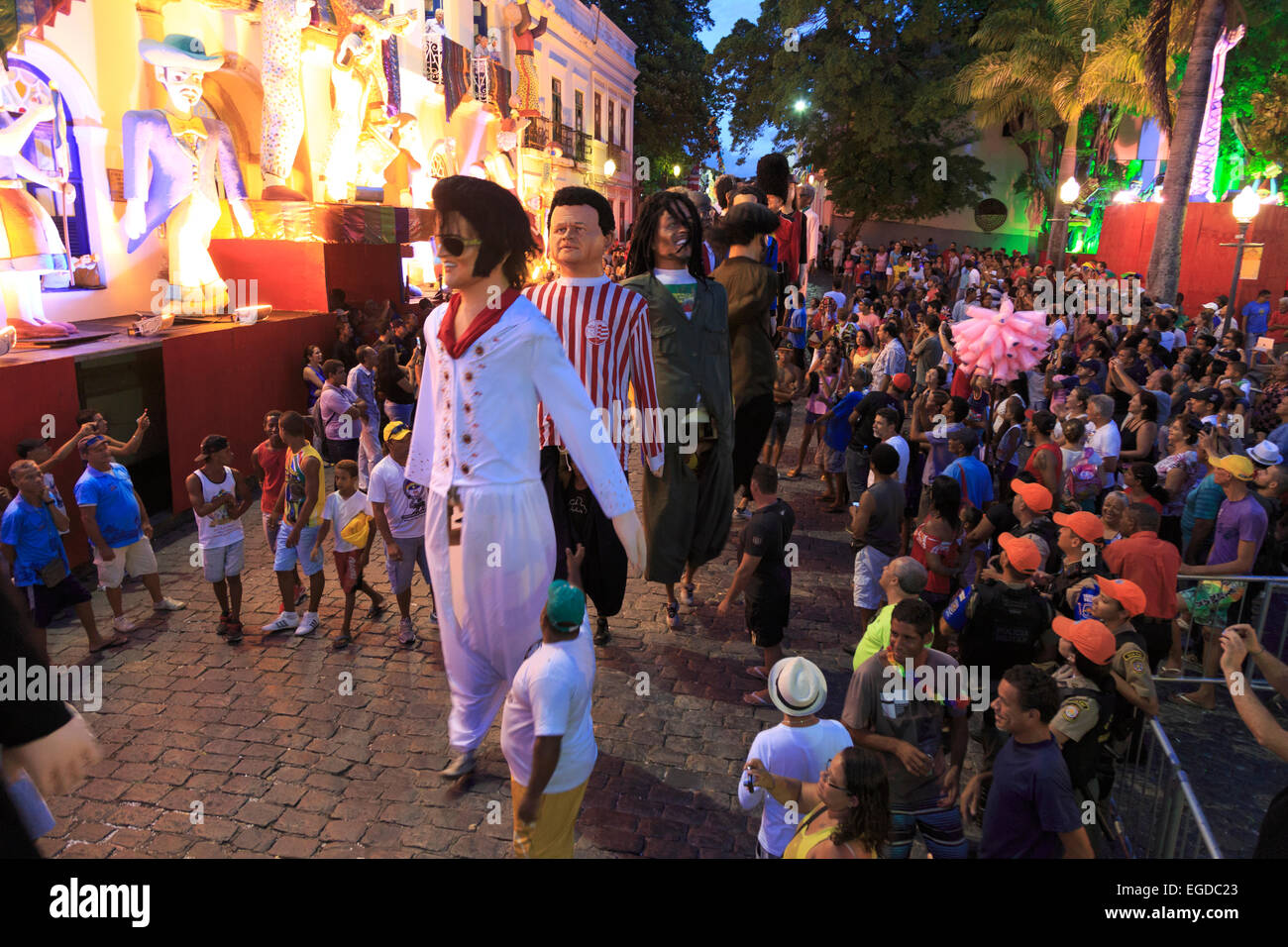 Brésil, Pernambuco Olinda, Vieille Ville (UNESCO Site), des marionnettes géantes durant Carnaval célébration Banque D'Images