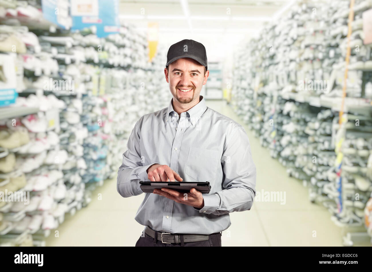 Travailleur avec confiance et tablette de fond de l'entrepôt Banque D'Images