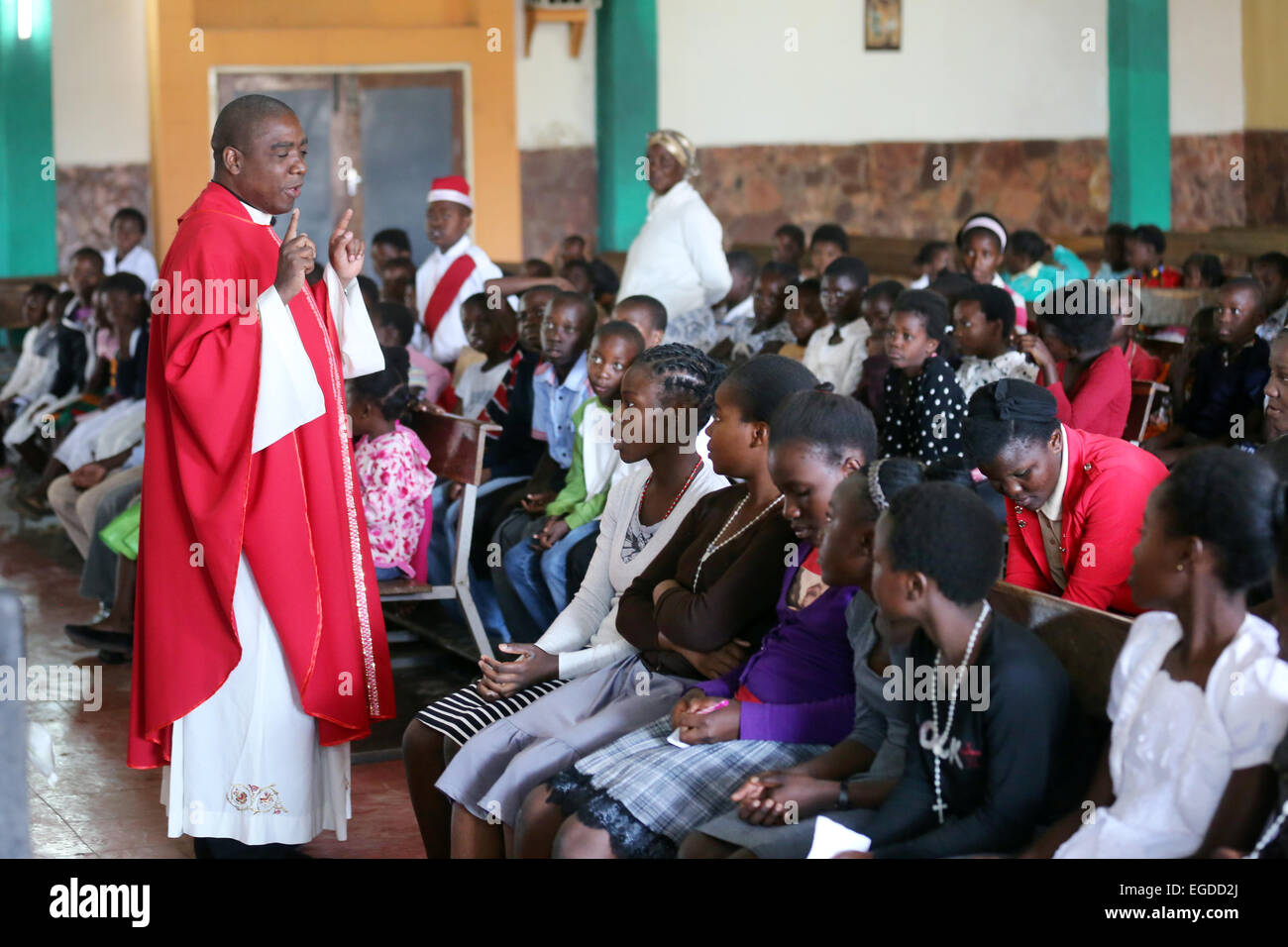 Prêtre prêchant pendant la messe du dimanche dans une église catholique romaine à Ndola, Zambie Banque D'Images