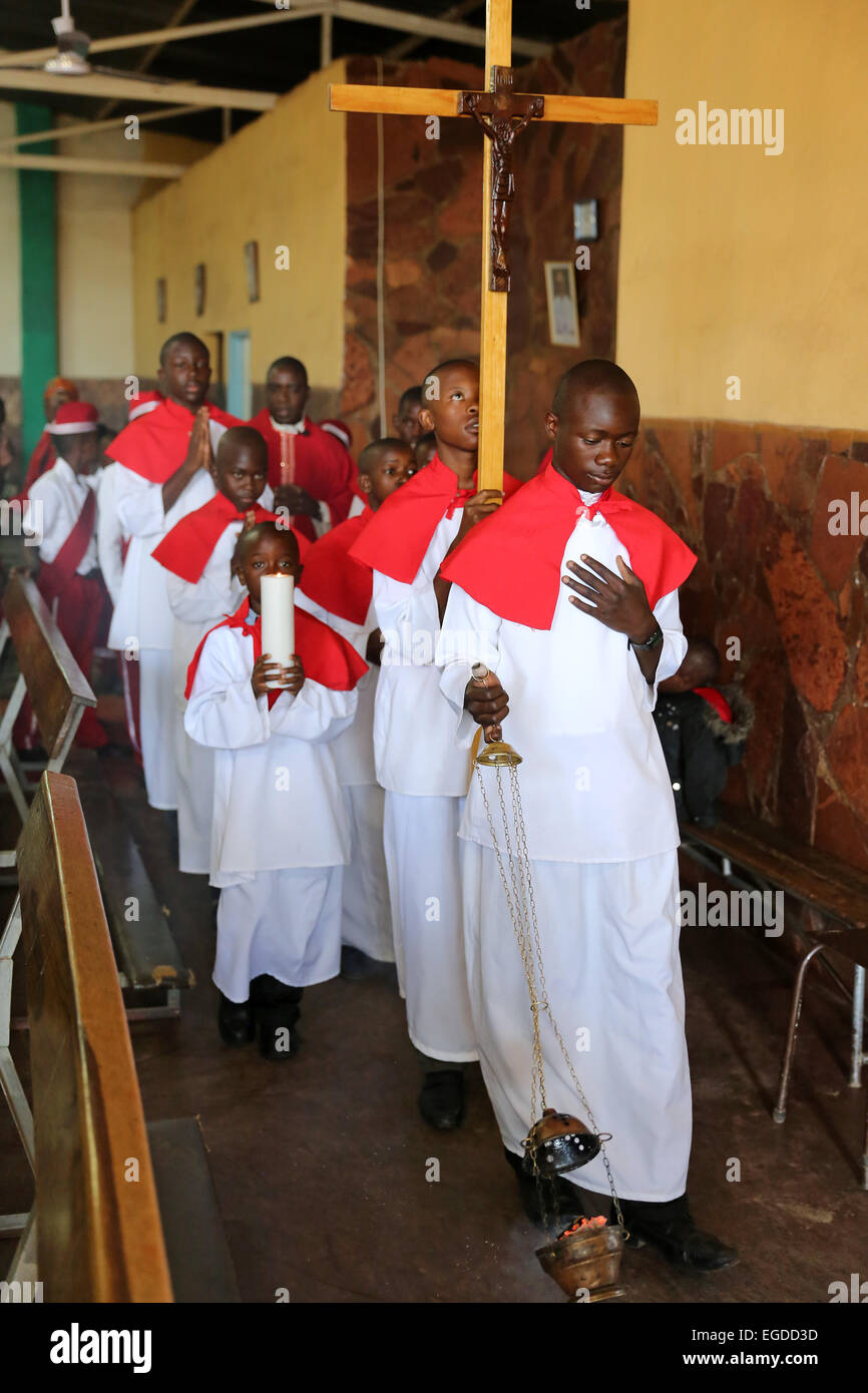 Servants de messe portant la croix dans l'église - Messe du dimanche à une église catholique romaine à Ndola, Zambie Banque D'Images
