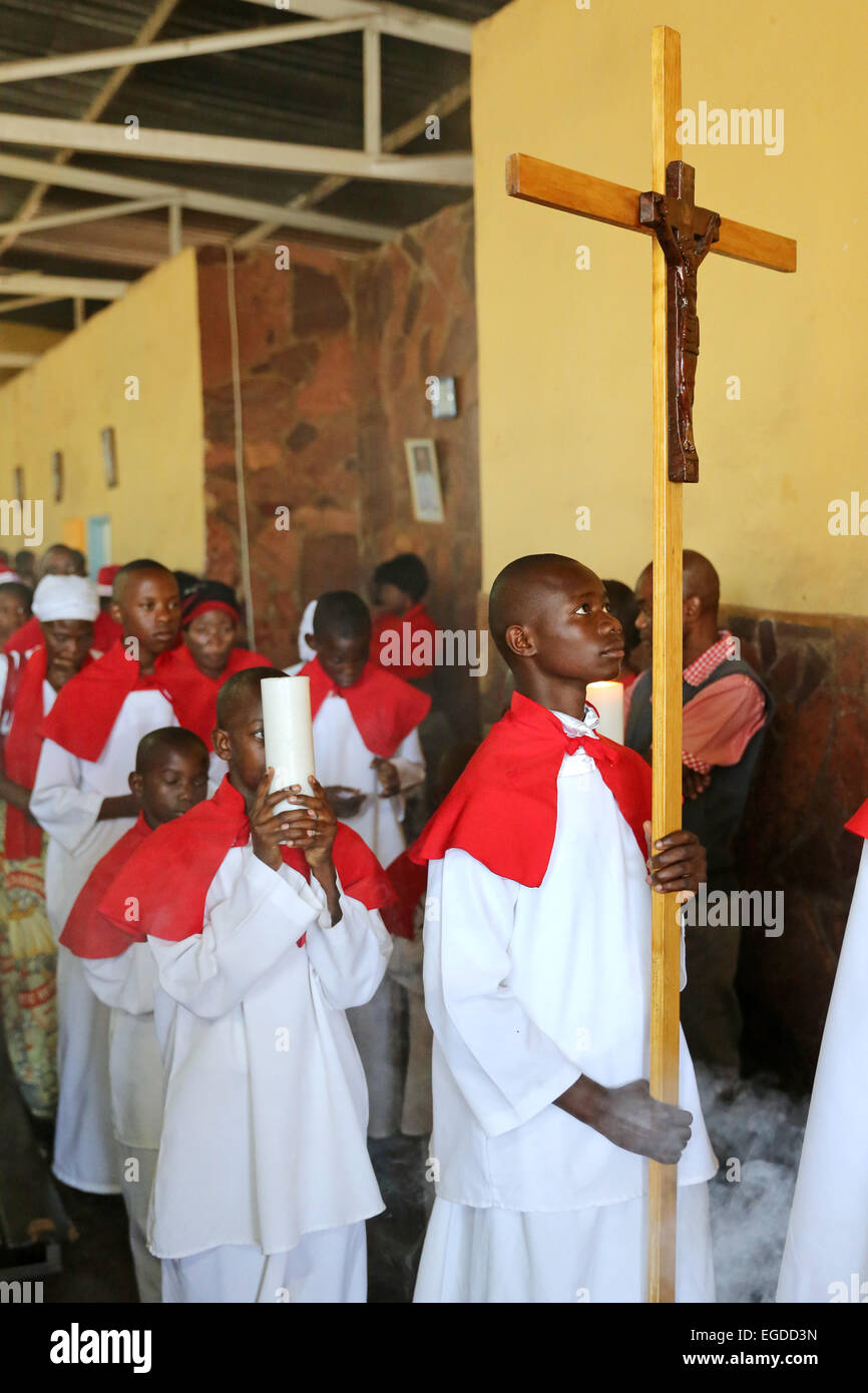 Servants de messe portant la croix dans l'église - Messe du dimanche à une église catholique romaine à Ndola, Zambie Banque D'Images