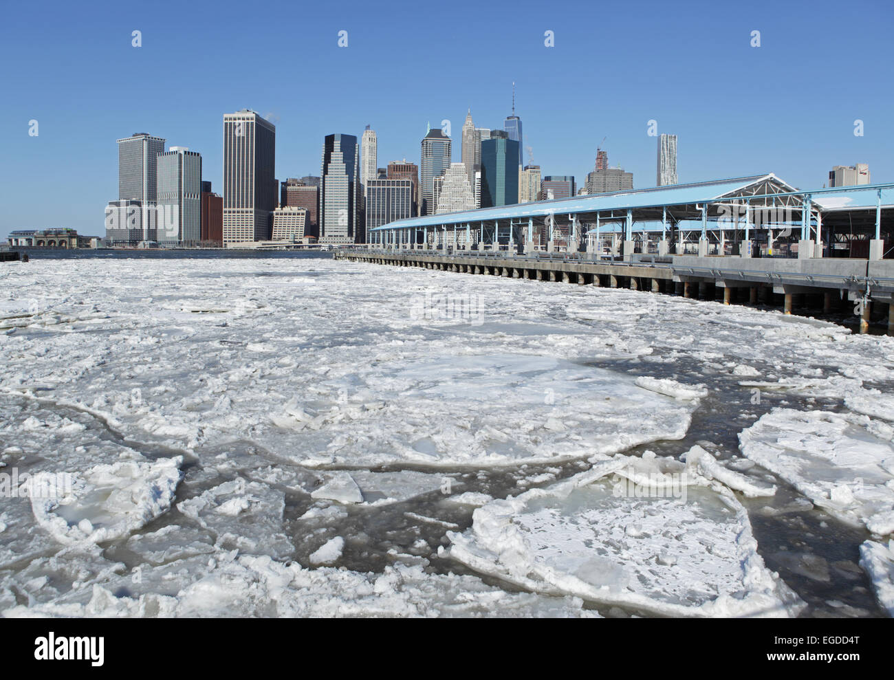 New York East River congélation avec la glace flottante dans le gel d'hiver sévère de février 2015 Banque D'Images