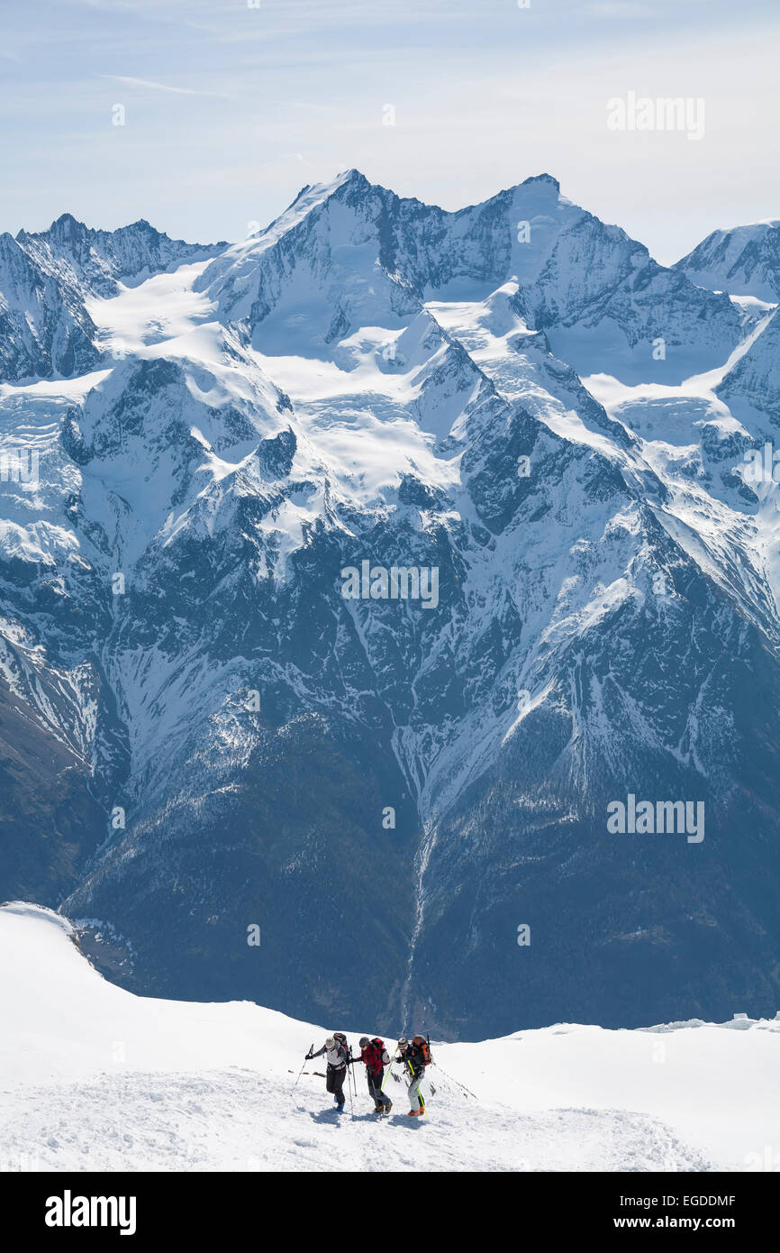 Skieur trois ascendants à mont Bishorn, montagnes Mischabel avec Dom et Taschhorn en arrière-plan, la vallée de Tourtemagne, Canton du Valais, Suisse Banque D'Images