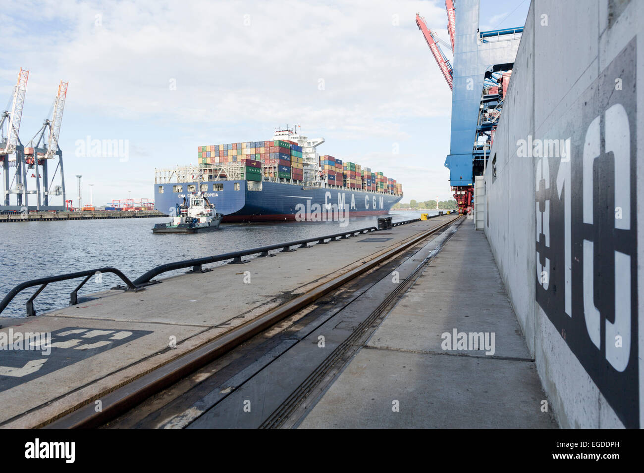 Les porte-conteneurs remorqué à quai dans le port, Burchardkai, Hambourg, Allemagne Banque D'Images