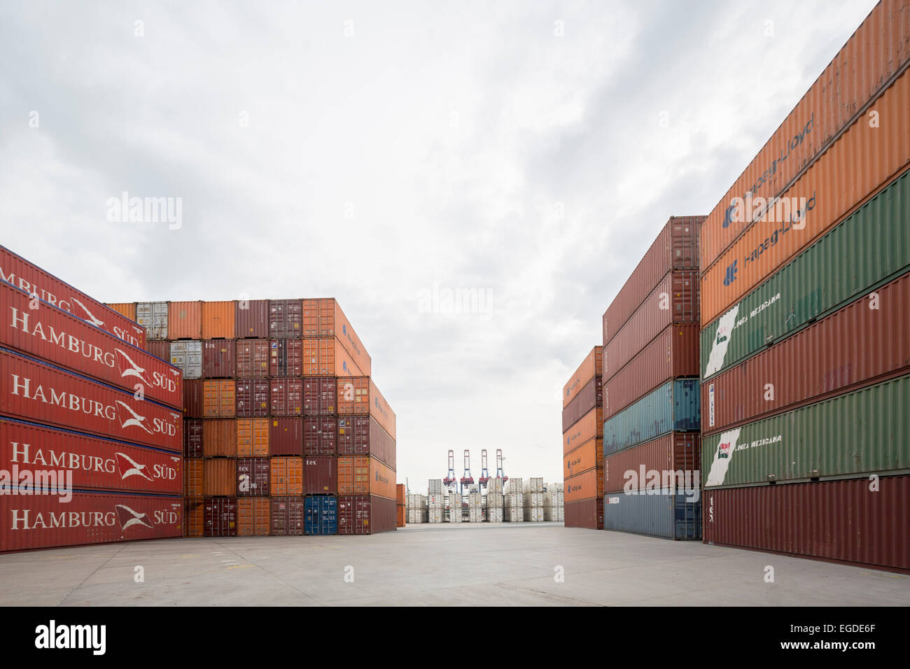 Voir l'empilement des conteneurs dans le port de Hambourg, Hambourg, Allemagne Banque D'Images