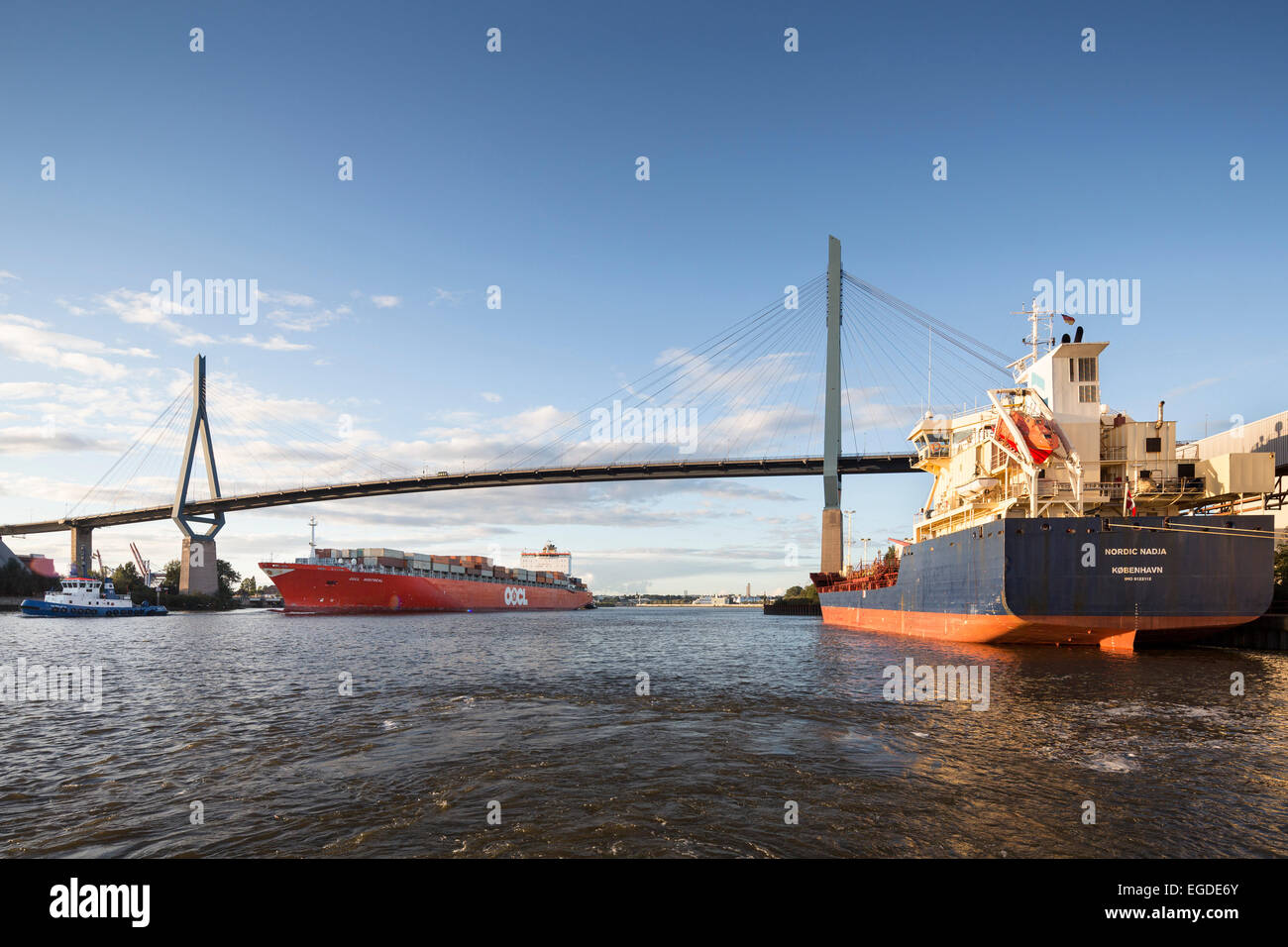 Bateau naviguant sous le pont Koehlbrandbruecke, Hambourg, Allemagne Banque D'Images