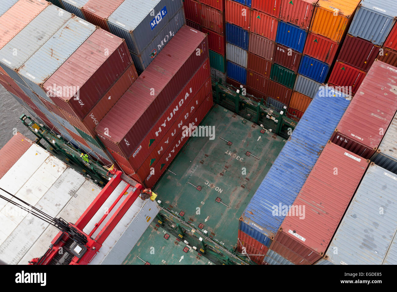 Chargement de conteneurs sur un navire, Hambourg, Allemagne Banque D'Images