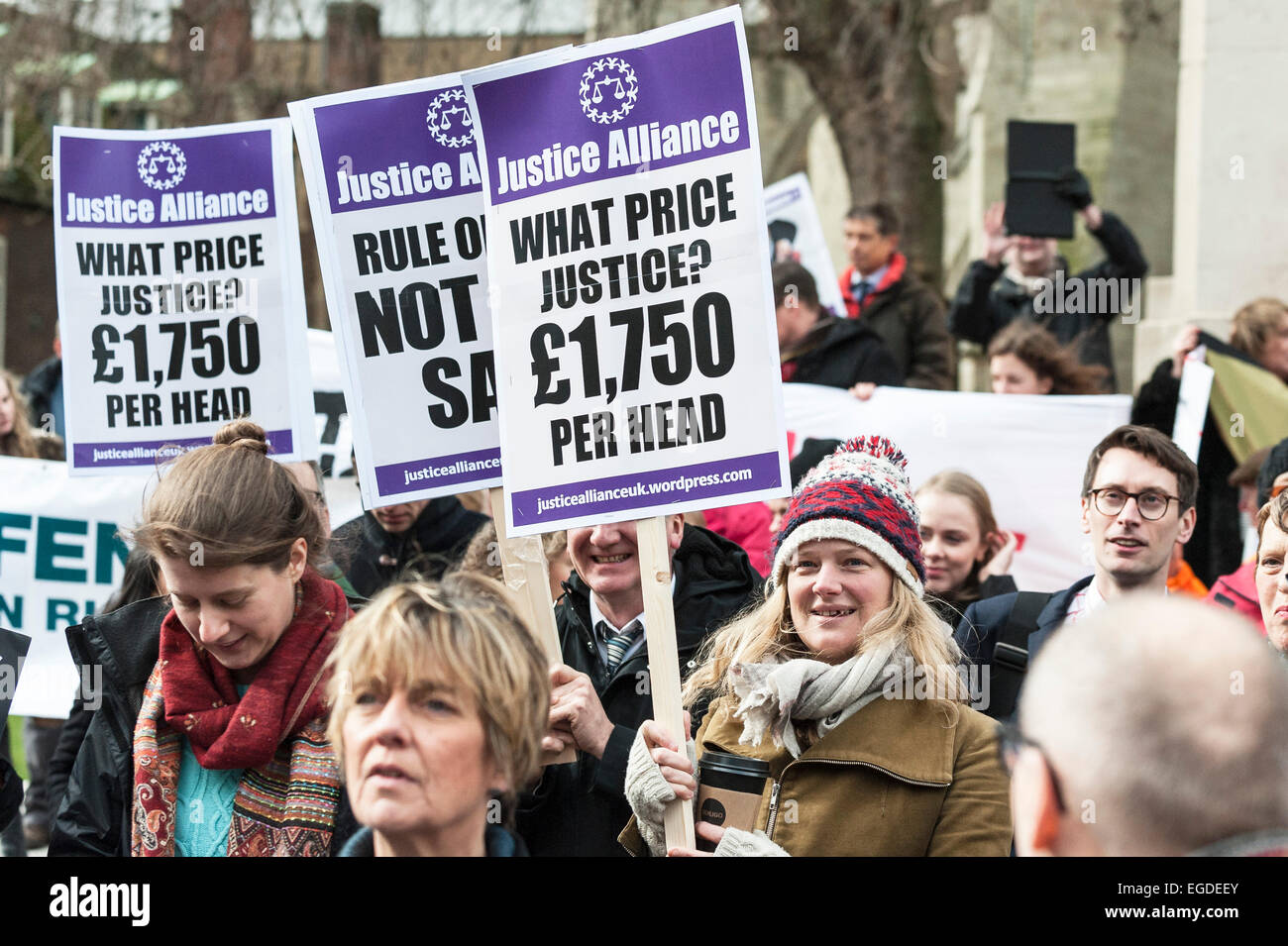 Westminster, London, UK. 23 Février, 2015. Des centaines d'avocats, de syndicalistes et militants se sont rassemblés devant le Parlement aujourd'hui pour protester contre les compressions continu du gouvernement à l'aide juridique. Credit : Gordon 1928/Alamy Live News Banque D'Images