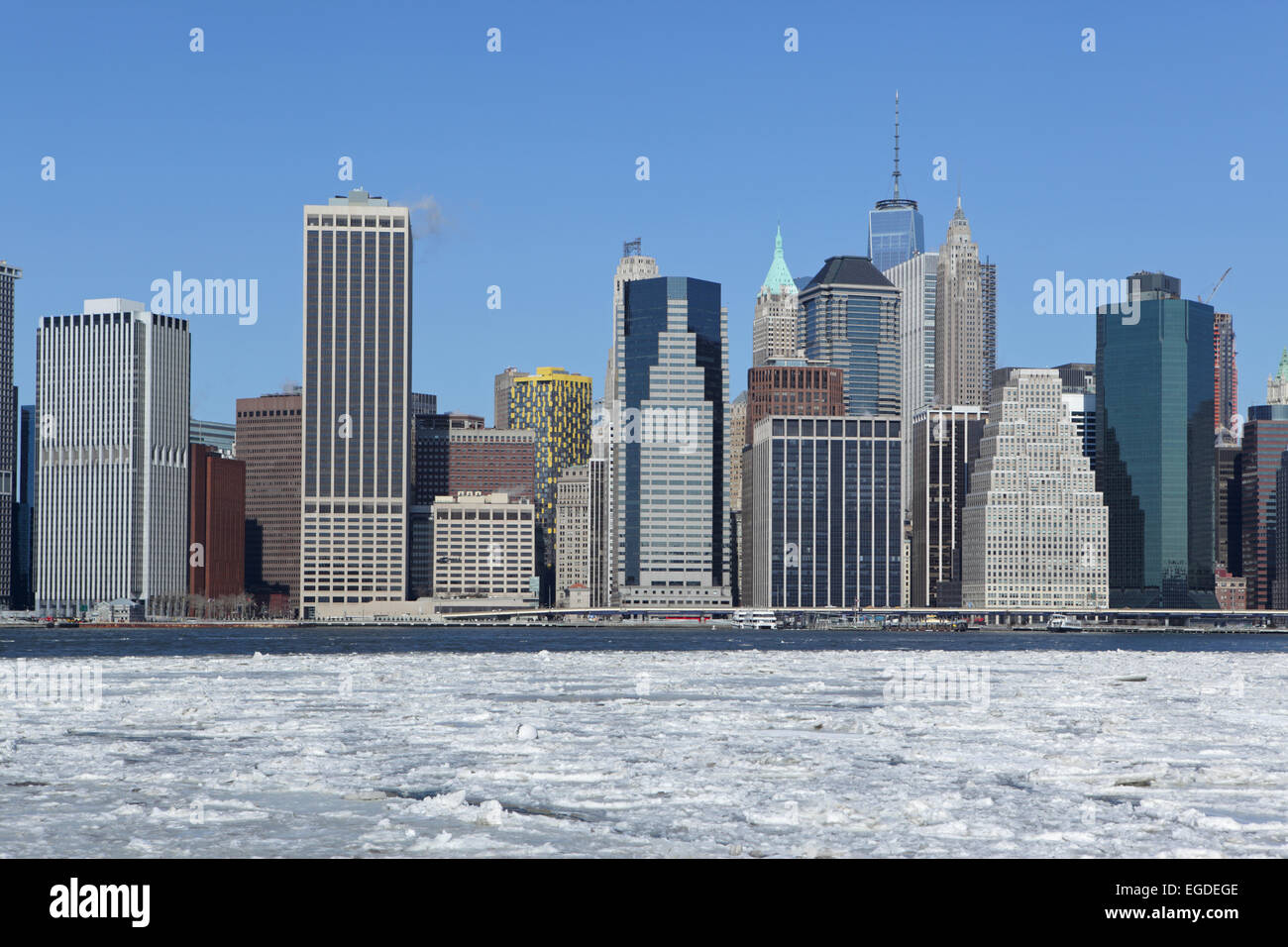 New York East River congélation avec la glace flottante dans le gel d'hiver sévère de février 2015 Banque D'Images
