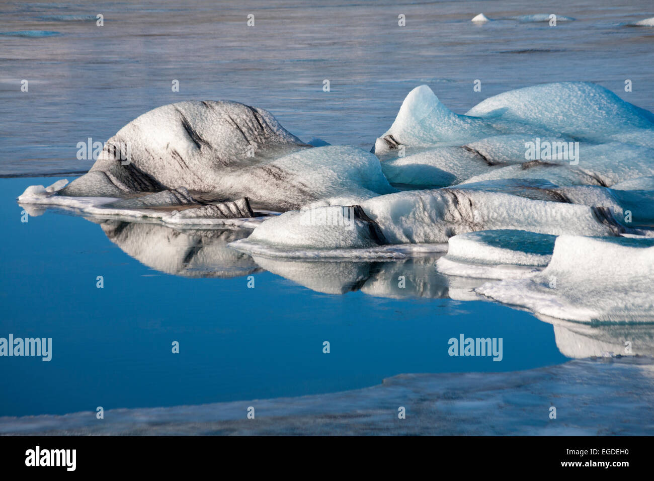 Les modèles de glace et réflexions à Jokulsarlon Glacial Lagoon, sur le bord du Parc National du Vatnajokull Islande, en février Banque D'Images