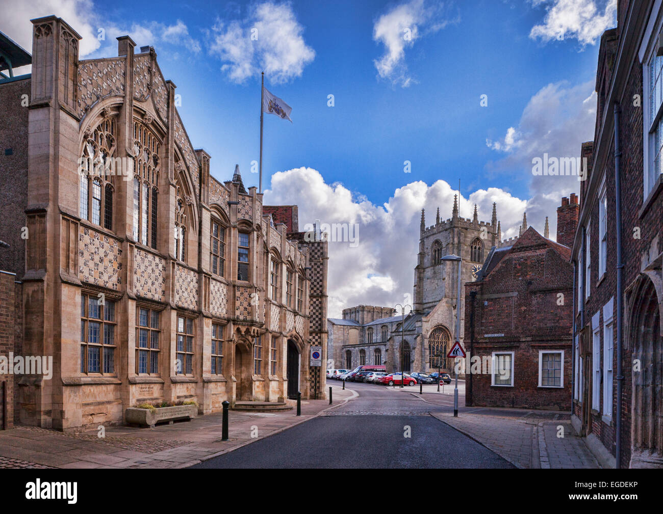 L'hôtel de ville et la Trinity Guildhall, Kings Lynn, Norfolk, England, UK, regard vers King's Lynn Minster. Banque D'Images