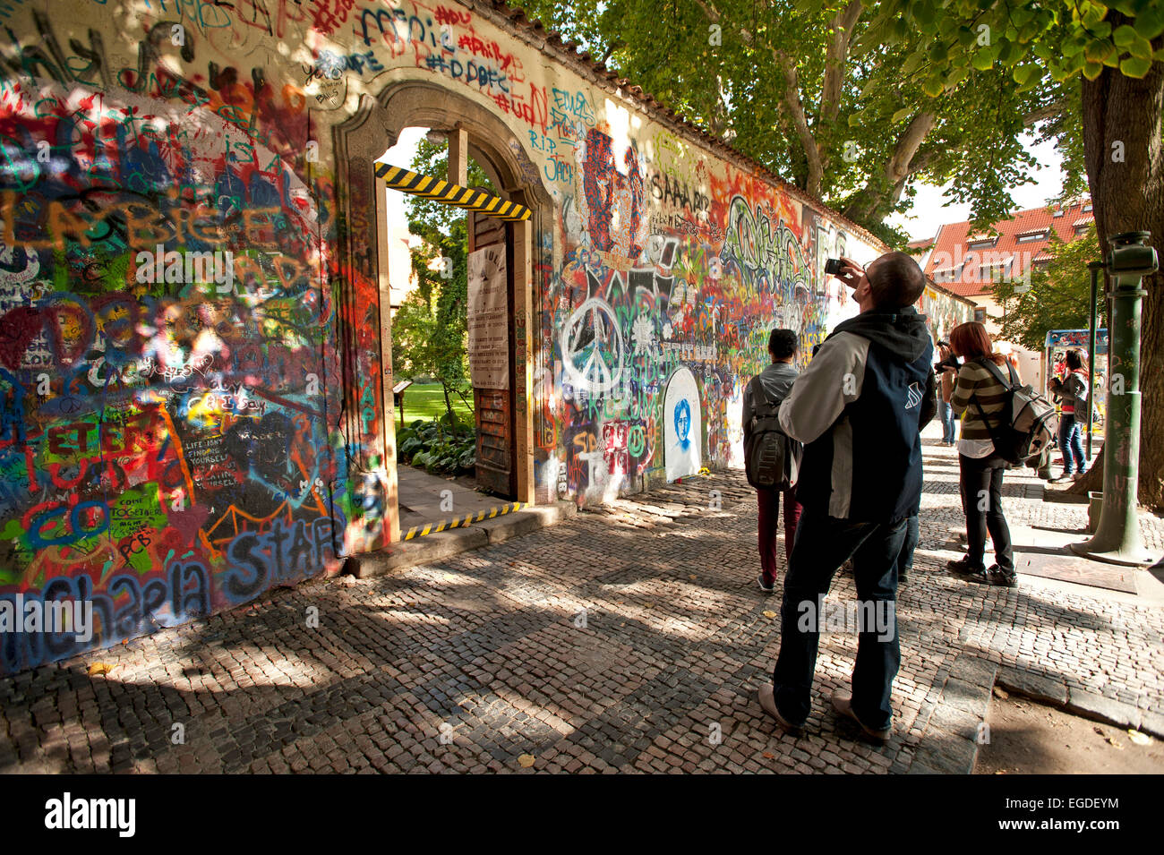 Le Graffiti le long de la Mur de Lennon au Grand Prieuré Square, Prague, République Tchèque, Europe Banque D'Images