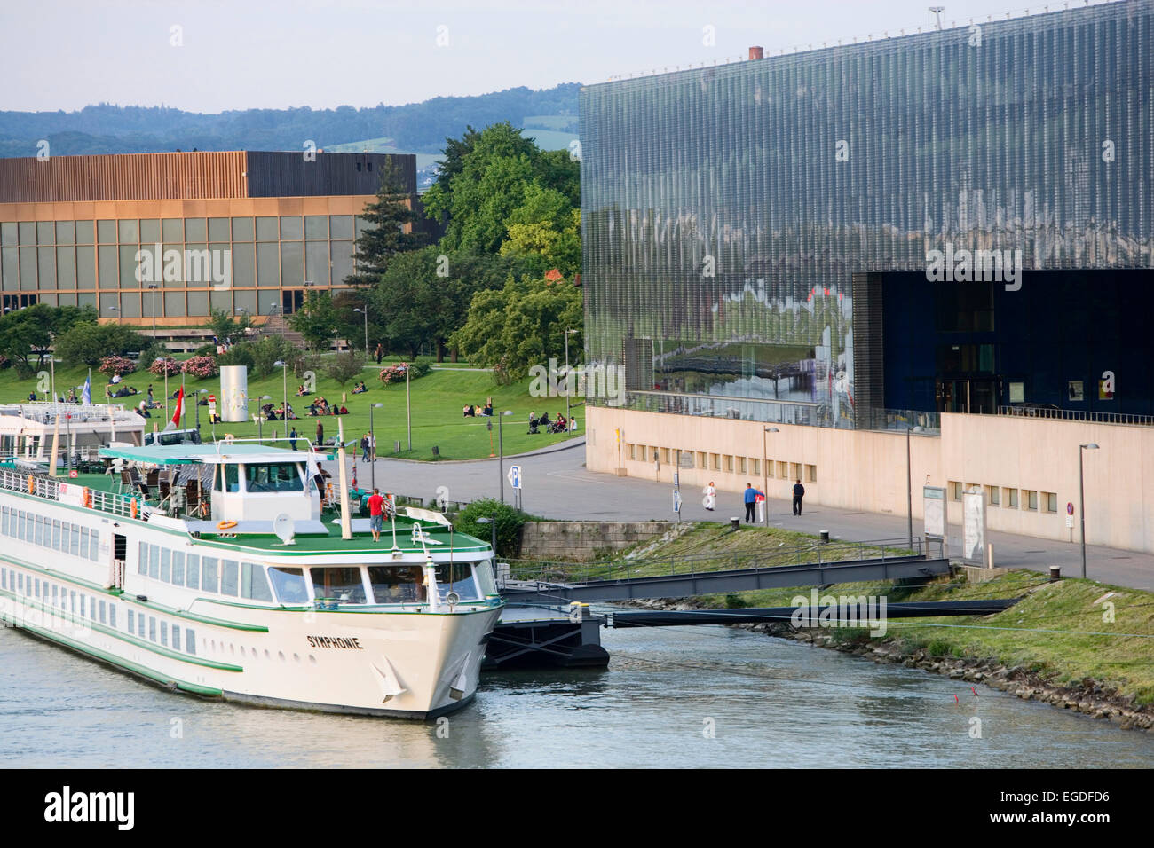 Bateau de croisière à quai à l'Lentos Art Museum d'art moderne et contemporain, avec la salle de concerts Brucknerhaus en arrière-plan, Linz, Haute Autriche, Autriche Banque D'Images