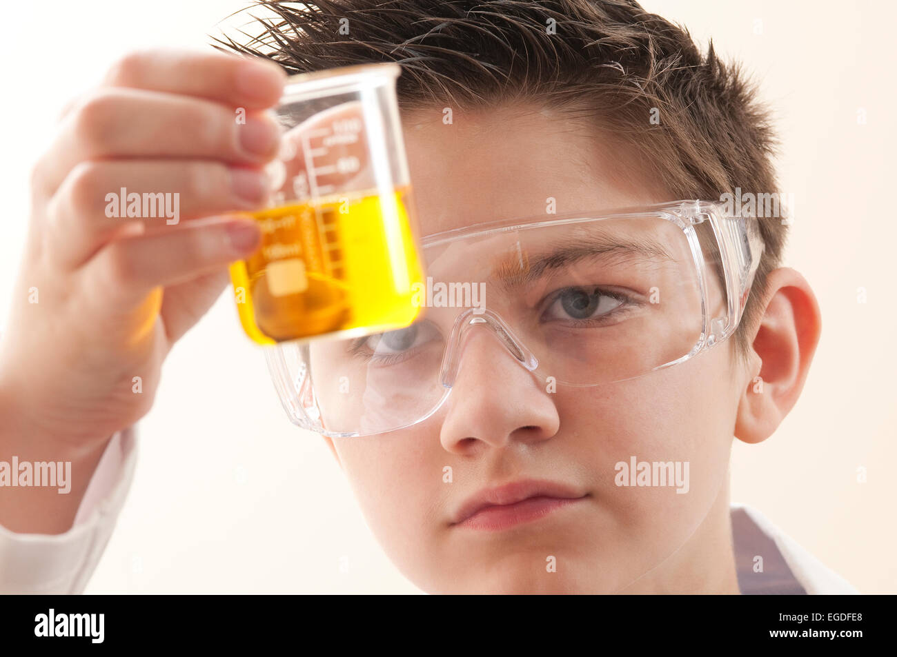 Teenage school boy en chimie leçon Banque D'Images