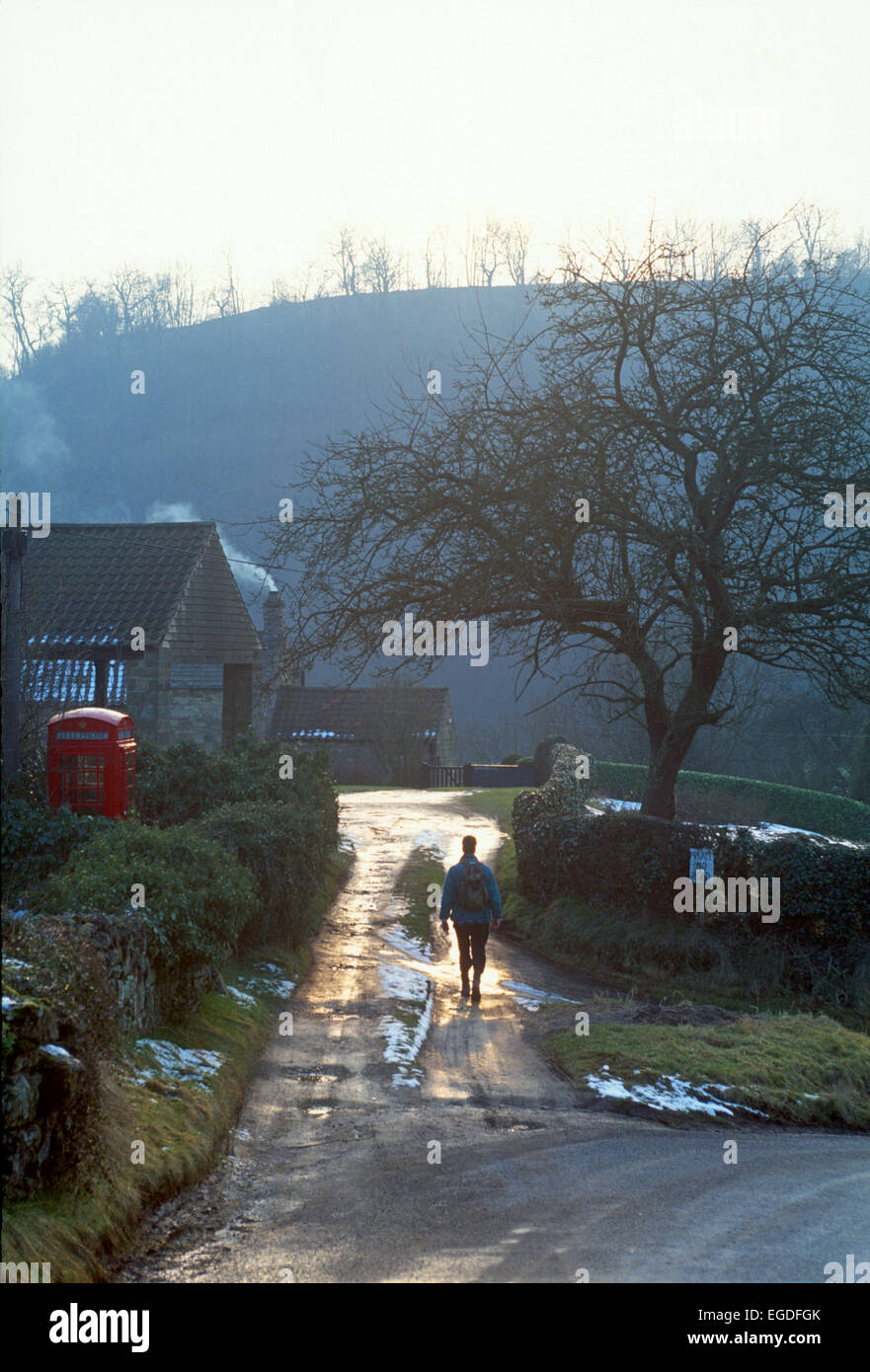 Le dirigeant d'une scène d'hiver avec walker, Rievaulx village, North Yorkshire, UK Banque D'Images