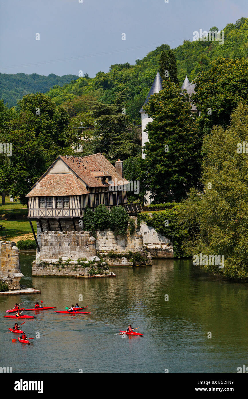 Les kayakistes sur la Seine, l'ancien moulin et les toits de Chateau des tourelles, Vernon, Normandie, France Banque D'Images