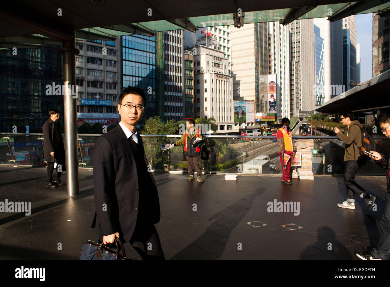 Les gens se précipiter pour travailler dans le soleil du matin dans le centre, le quartier des finances de Hong Kong. 7 millions de personnes vivent sur 1,104km squ Banque D'Images