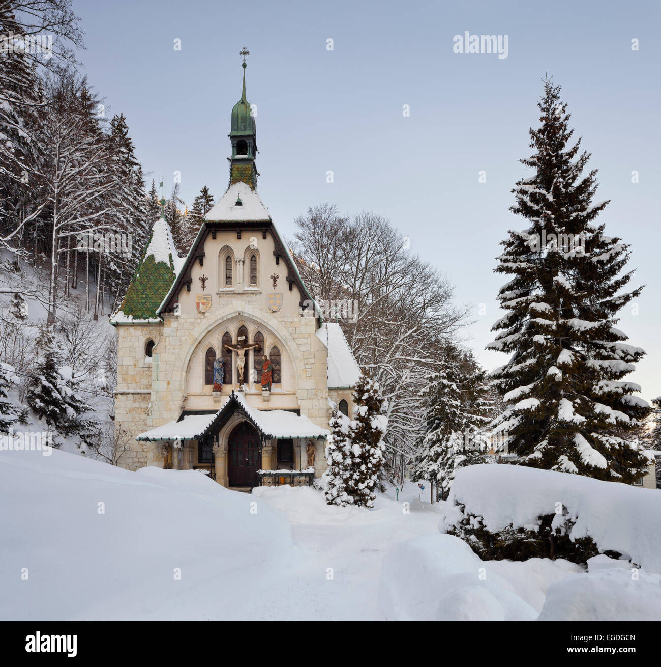 L'église paroissiale en hiver, Semmering, Basse Autriche, Autriche Banque D'Images