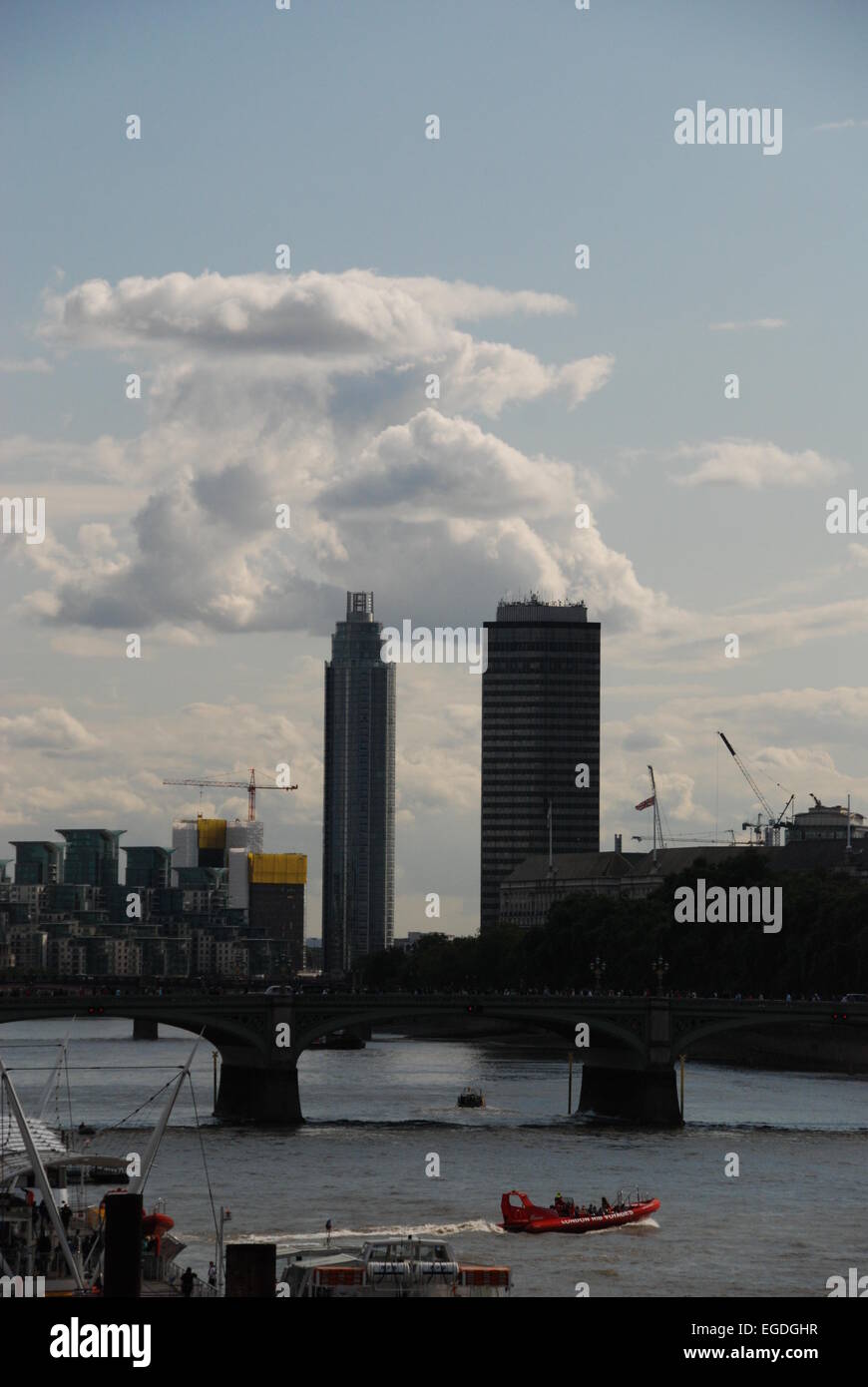 La Tamise à Westminster Bridge Millbank Tower St George Wharf London UK & Tours Banque D'Images