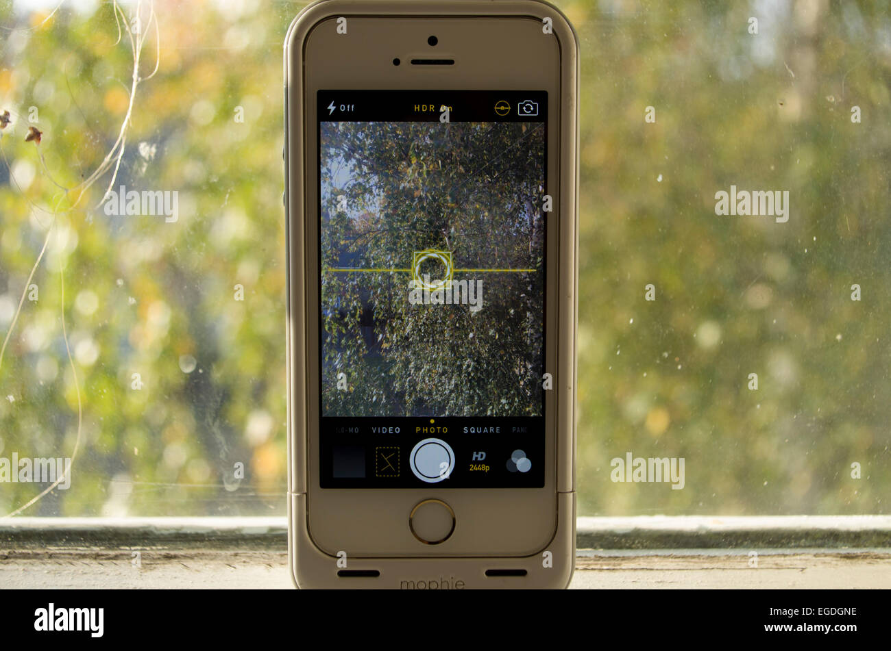 L'iPhone 5s de prendre une photo de l'extérieur Banque D'Images
