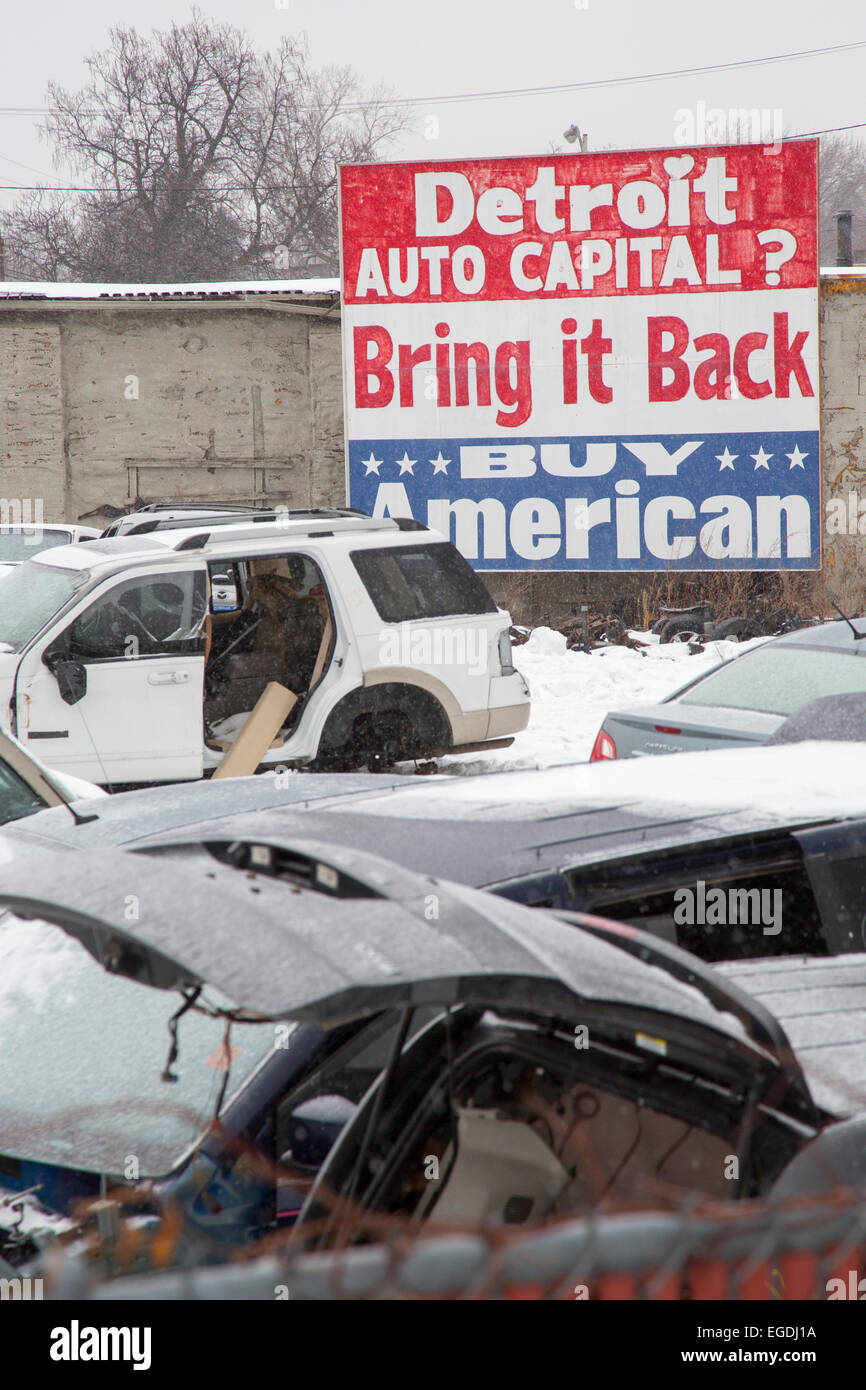 Detroit, Michigan - Un casse auto avec un signe encourageant 'Buy American'. Banque D'Images