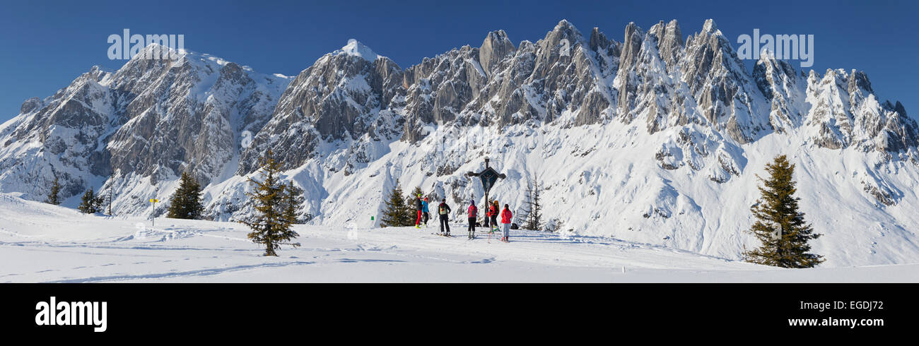 Vue depuis à Hochkeil Hochkoenig en hiver, Sommet cross avec les skieurs, sur h ?, Salzburg, Autriche Land Banque D'Images