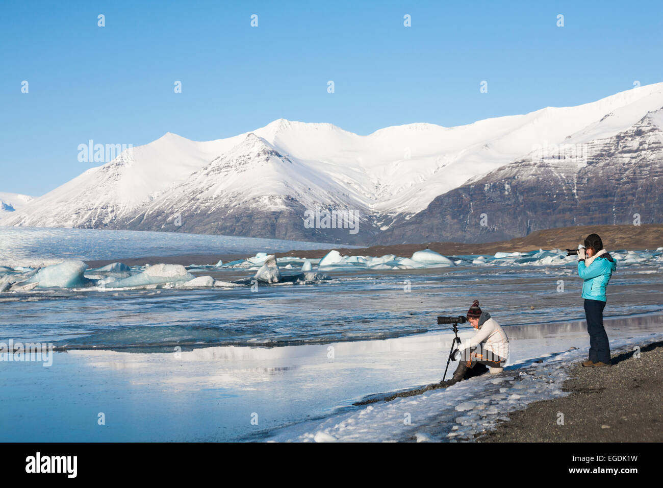 Photographes prenant des photos des paysages époustouflants de la lagune Glaciaire de Jokulsarlon, au bord du parc national de Vatnajokull, Islande, en février Banque D'Images