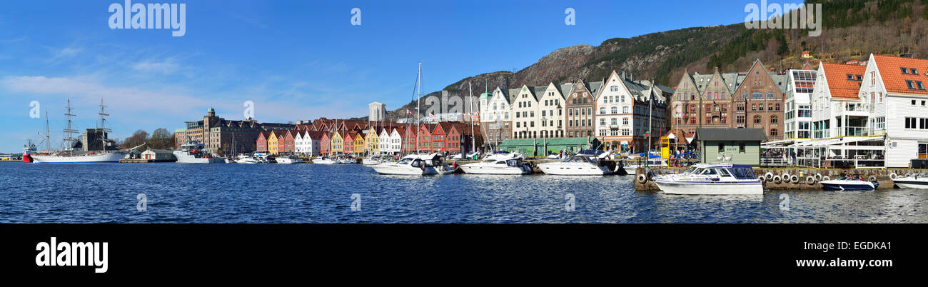 Panorama du port de Bergen, avec de vieux bâtiments Hanséatique de Bryggen, classé au Patrimoine Mondial de l'UNESCO Bryggen, Bergen, Hordaland, Norvège Banque D'Images