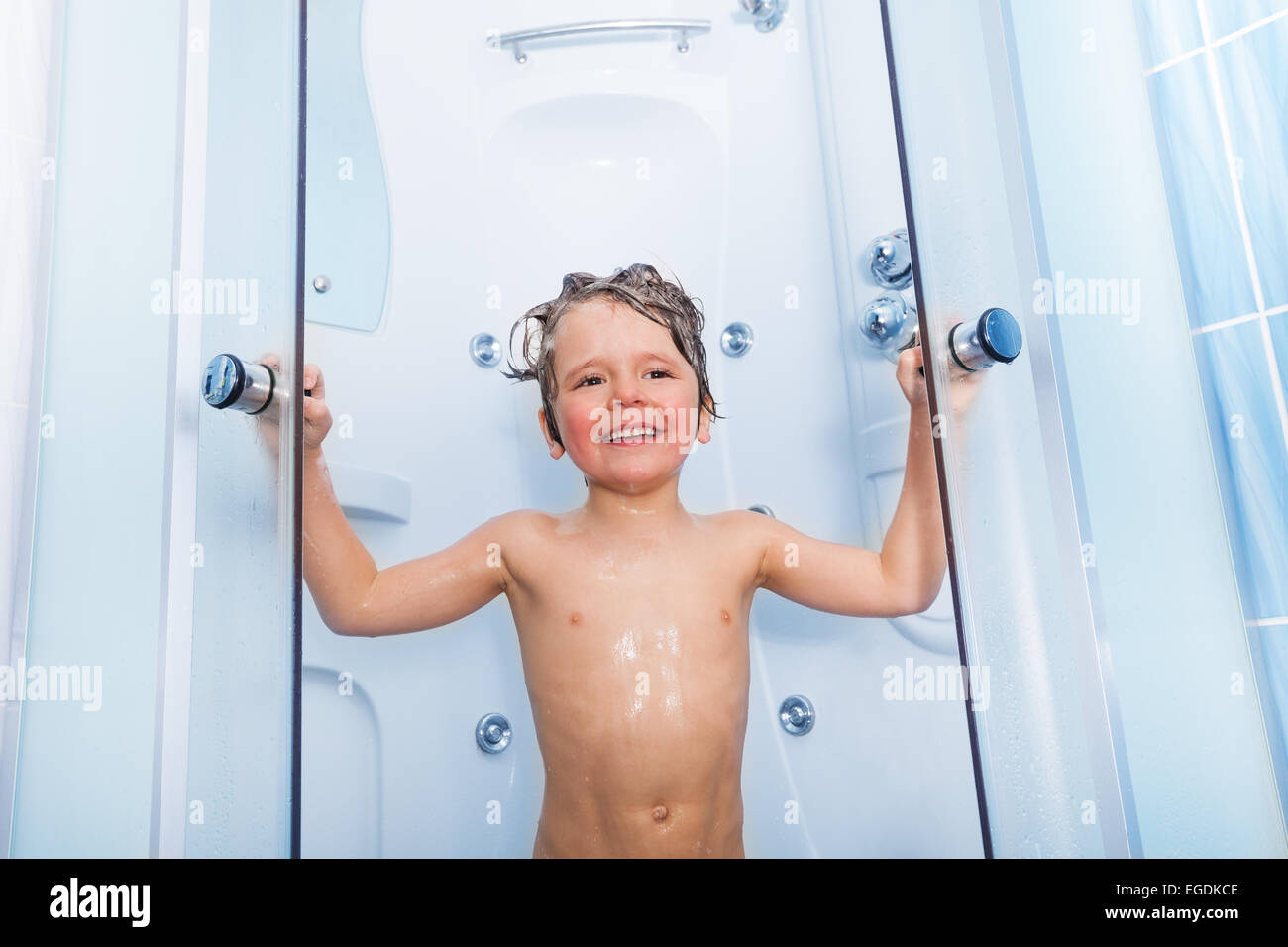 Petit garçon heureux de prendre une douche avec du savon sur les cheveux Photo Stock Alamy