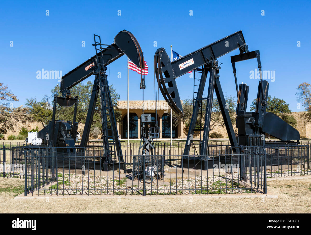 Chevalets en face du musée du pétrole du bassin permien, Midland, Texas, États-Unis Banque D'Images