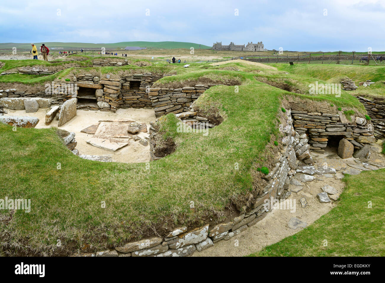 Les touristes se rendant sur le site néolithique Skara Brae, Skara Brae, Site du patrimoine mondial de l'UNESCO Le Coeur néolithique des Orcades, îles Orcades, Ecosse, Grande-Bretagne, Royaume-Uni Banque D'Images