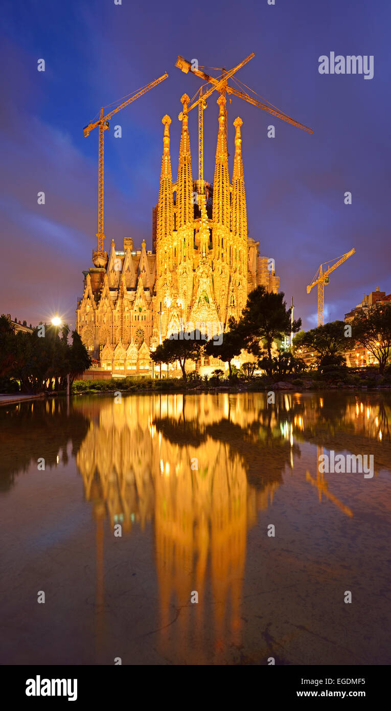 Église de la Sagrada Familia, illuminé la nuit, la Basilique et l'Église expiatoire de la Sainte Famille, l'architecte Antoni Gaudi, Site du patrimoine mondial de l'UNESCO, de l'architecture moderniste Catalan, Art Nouveau, de l'Eixample, Barcelone, Catalogne, Espagne Banque D'Images