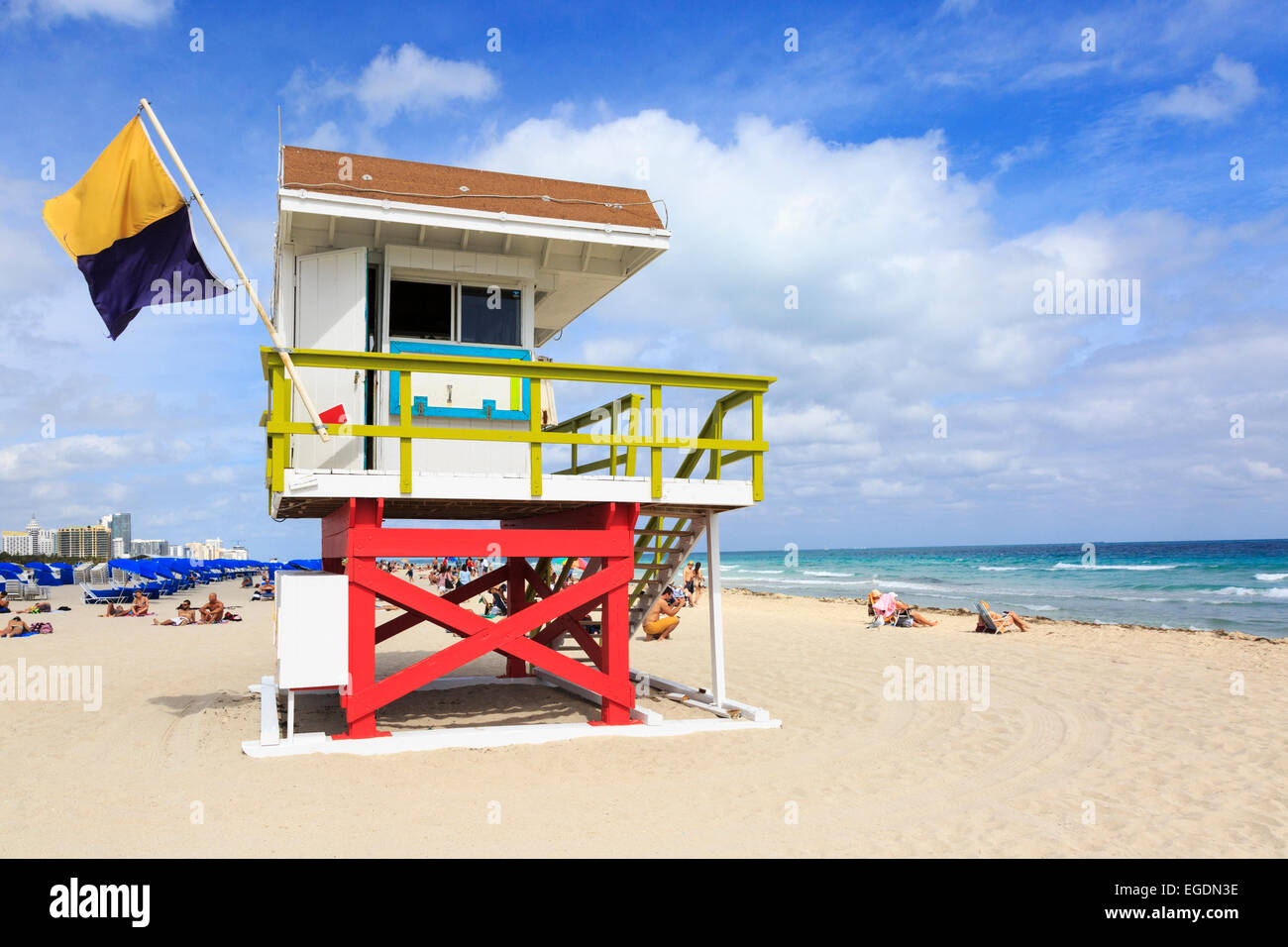 South Beach, Miami, vue sur l'océan avec l'océan Pacifique et du maître-nageur d'abris, Miami, Floride, USA Banque D'Images