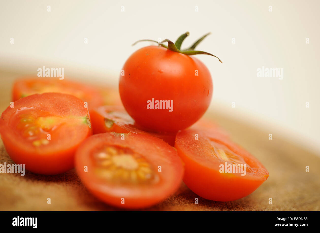 Tomate sur une planche à découper Banque D'Images