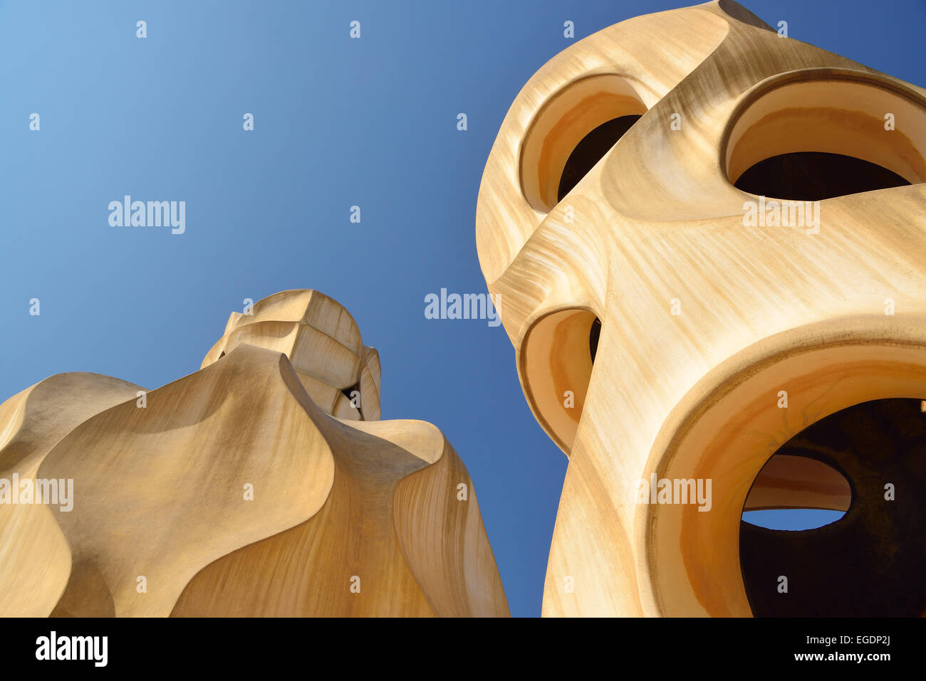 La Casa Mila, Casa Milà, La Pedrera, toit terrasse avec tours de ventilation, l'architecte Antoni Gaudi, Site du patrimoine mondial de l'Casa Milà, architecture moderniste Catalan, Art Nouveau, de l'Eixample, Barcelone, Catalogne, Espagne Banque D'Images