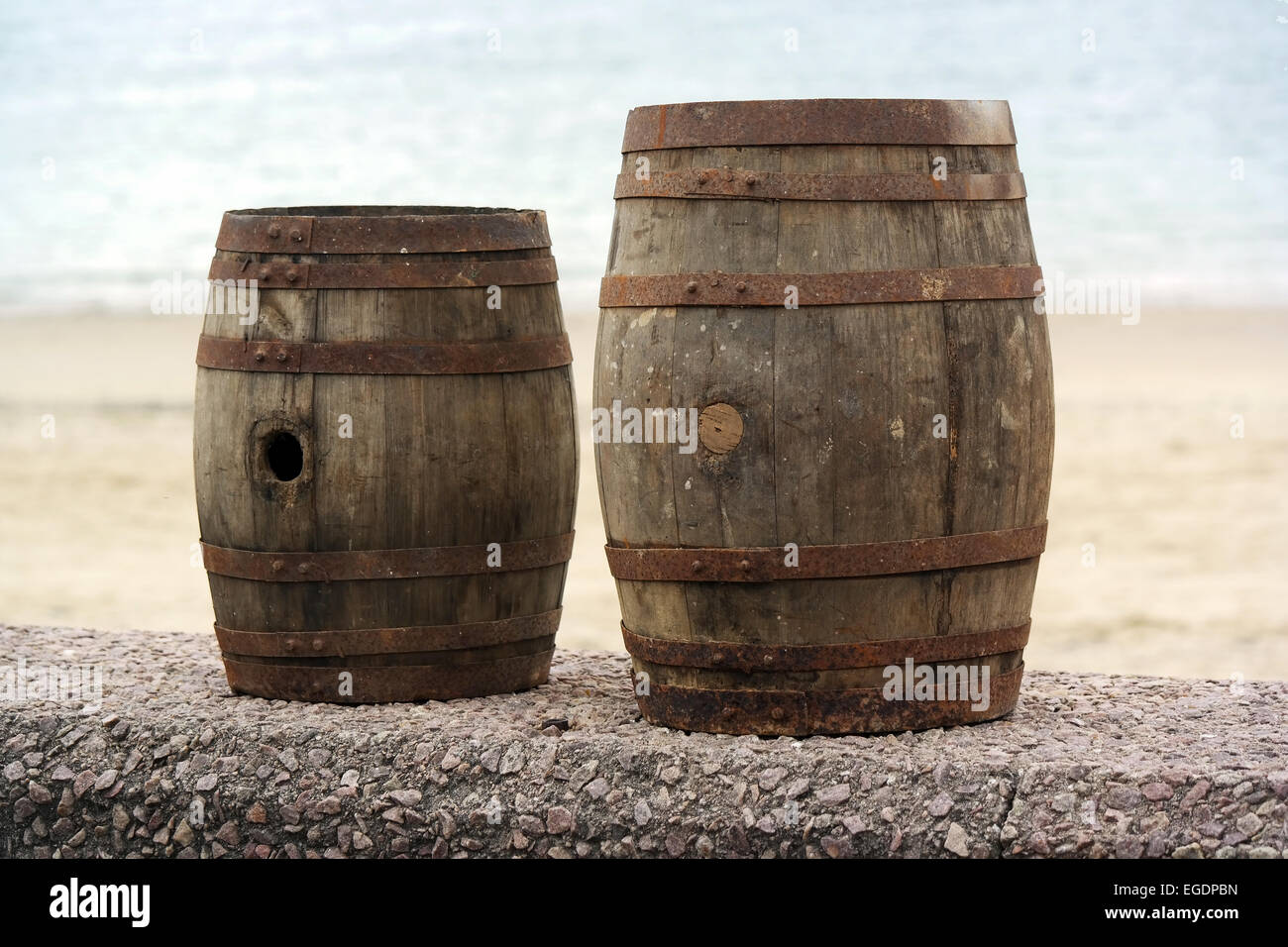 Deux vieux fûts de bois pour boisson distillée à un marché aux puces en Bretagne, France Banque D'Images