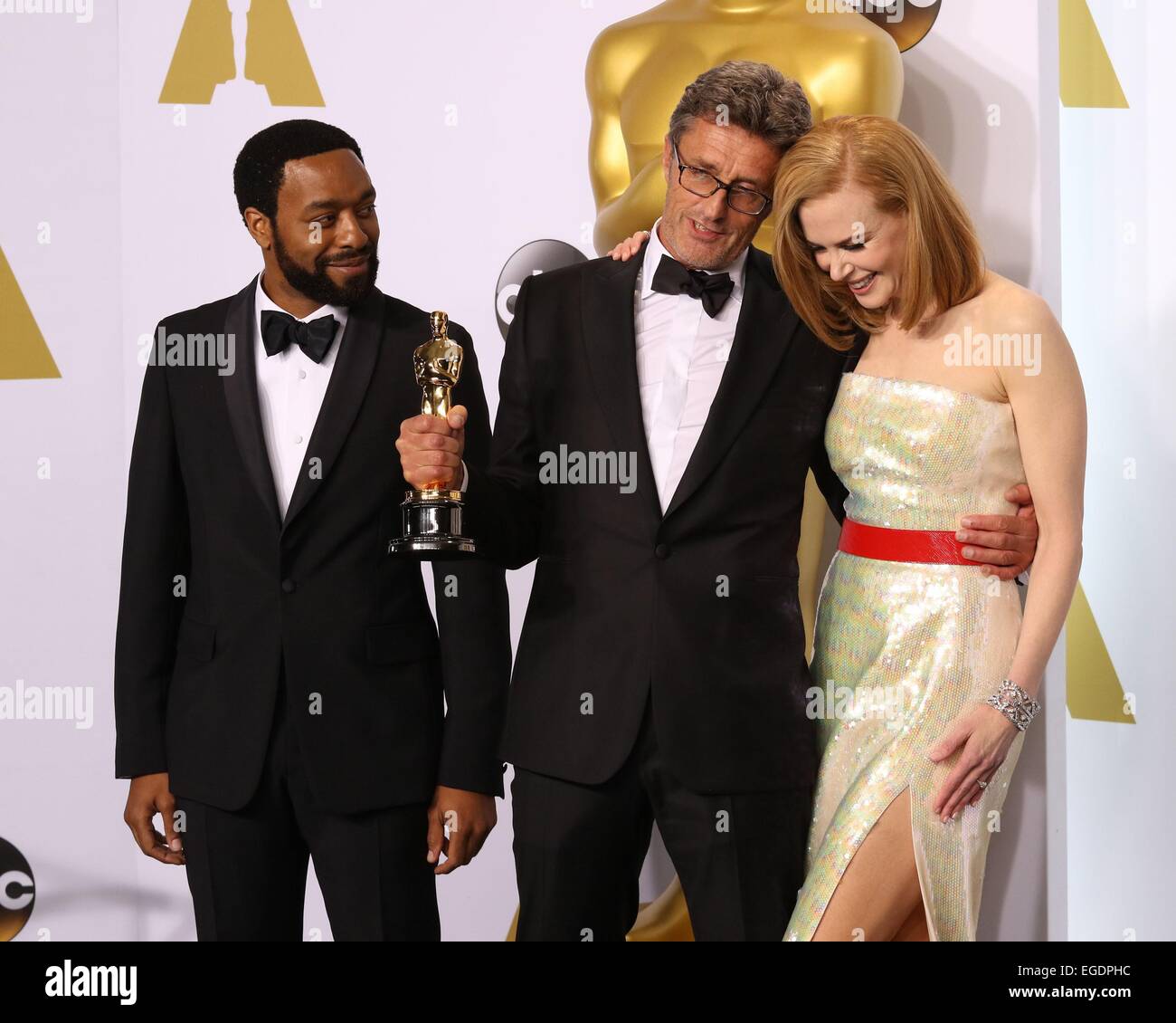 Los Angeles, CA, USA. Feb 22, 2015. Chiwetel Ejiofor, Pawel Pawlikowski, Nicole Kidman dans la salle de presse pour la 87e soirée des Oscars Oscars 2015 - Press Room 2, le Kodak Theater à Hollywood et Highland Center, Los Angeles, CA, le 22 février 2015. © James Atoa/Everett Collection/Alamy Live News Banque D'Images