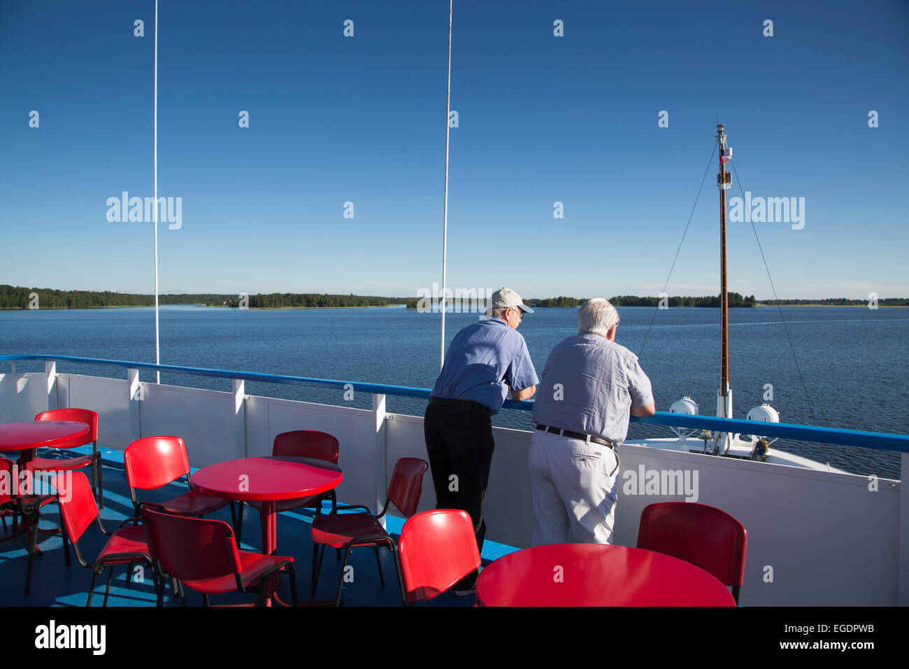 Deux hommes sur le pont du navire de croisière MS Général Lavrinenkov orthodoxe (compagnie de croisière), de la rivière Svir, le lac Onega, la Russie, l'Europe Banque D'Images
