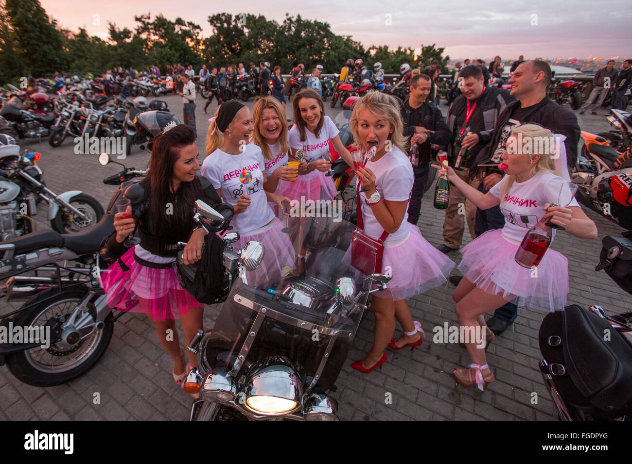 Les jeunes femmes d'une partie de bachelorette, nuit de poule au milieu des motos à moineaux, Moscou, Russie, Europe Banque D'Images