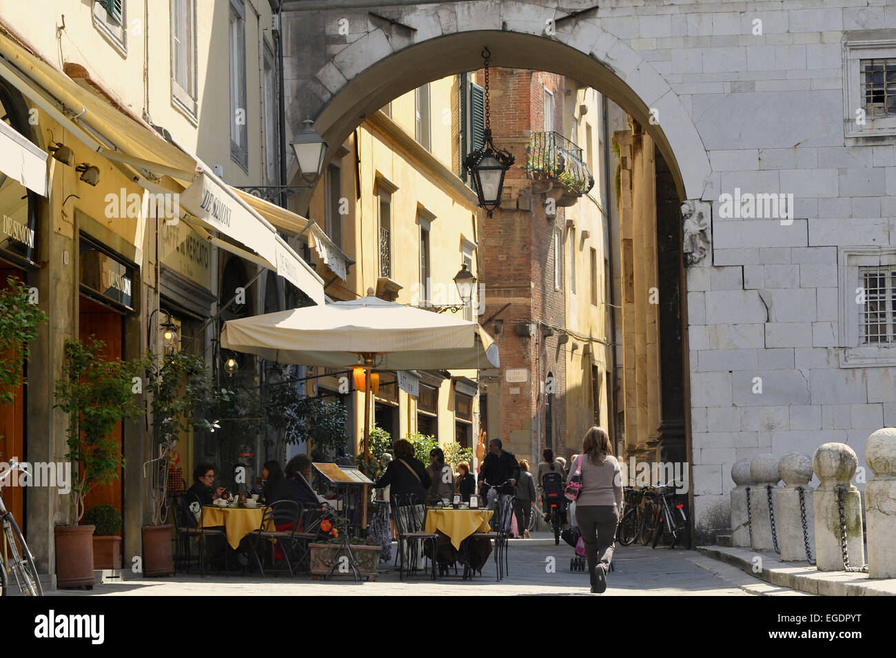 Café sur la Piazza San Michele, Lucca, Toscane, Italie Banque D'Images