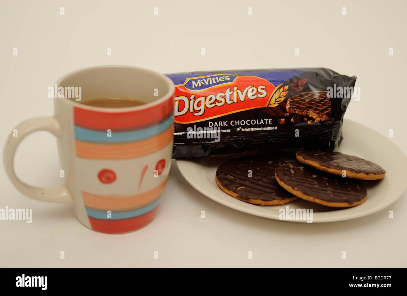 Digestifs au chocolat et une tasse de thé Banque D'Images