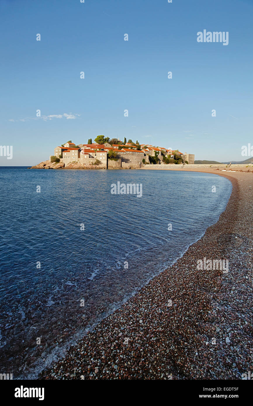 Vue le long beach Aman Sveti Stefan, Budva, Monténégro Banque D'Images