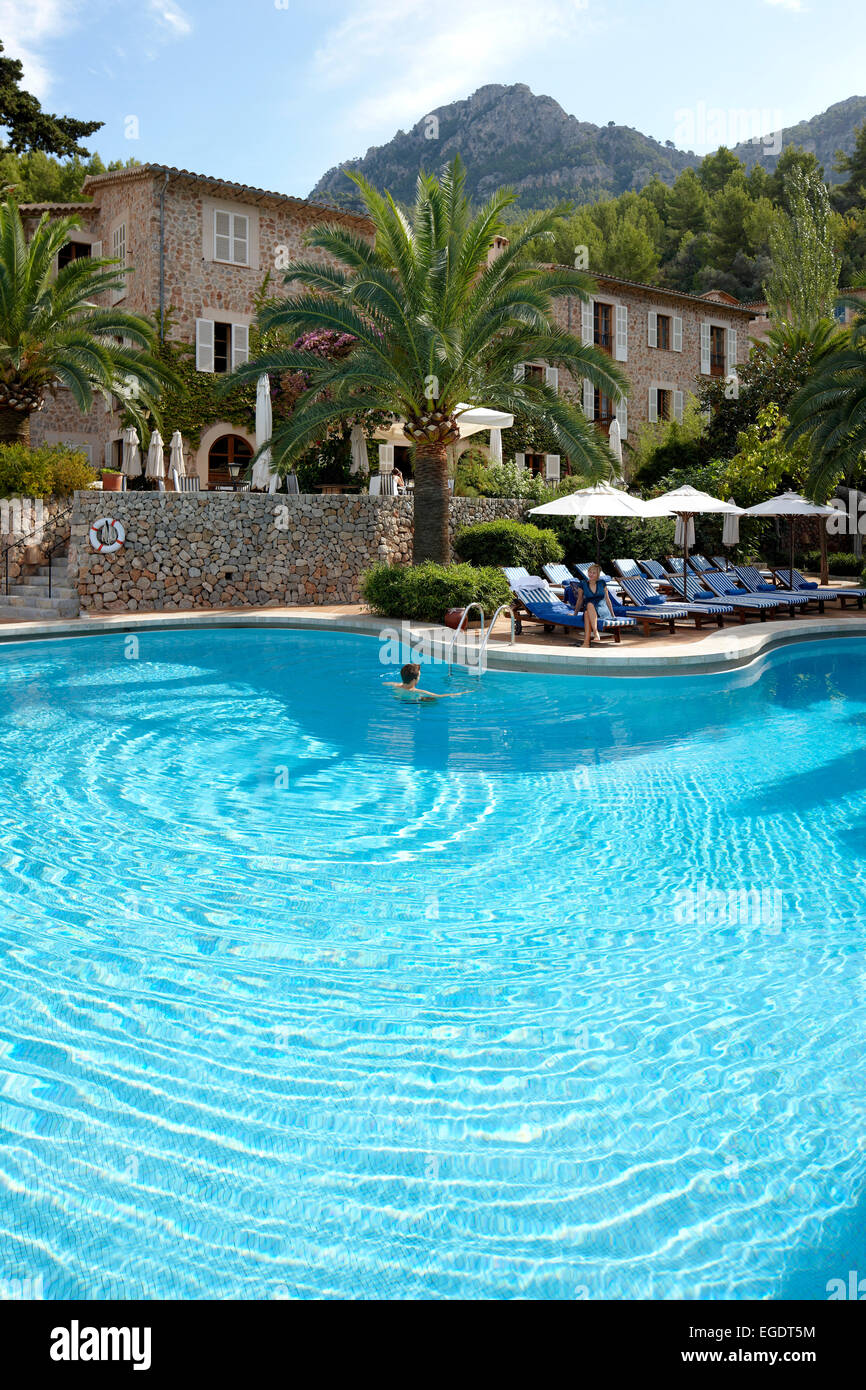 Un couple dans la piscine de l'hôtel, Deia, Majorque, Espagne Banque D'Images