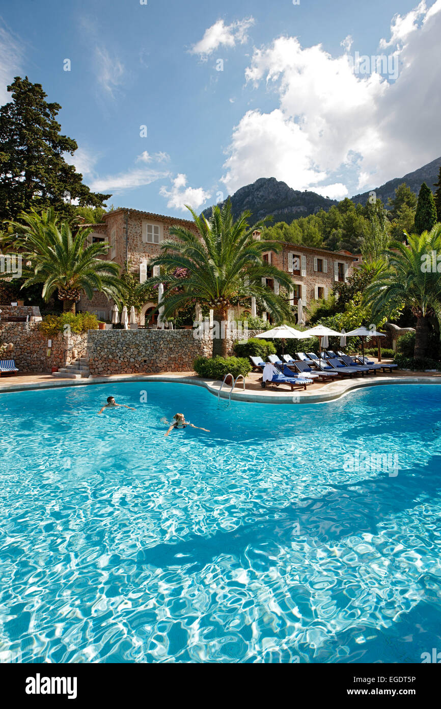 Couple de nager dans une piscine de l'hôtel, Deia, Majorque, Espagne Banque D'Images