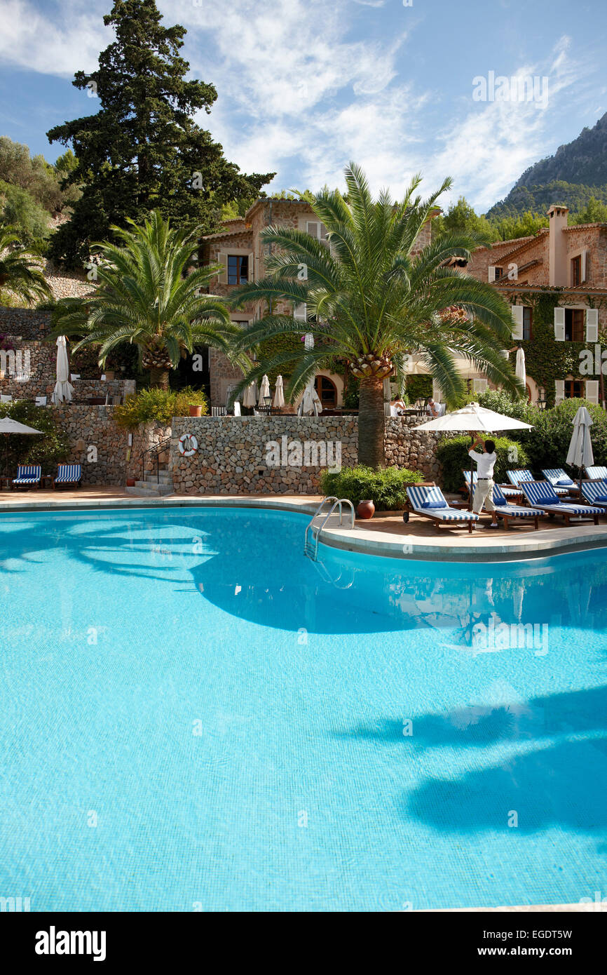 Transats près d'une piscine de l'hôtel, Deia, Majorque, Espagne Banque D'Images
