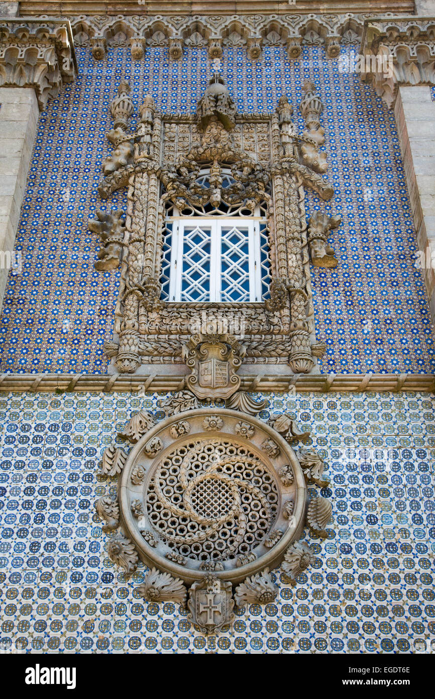 Tuiles Azulejo sur le mur de la passerelle Triton au Palacio Nacional da Pena (Palais National de Pena), Sintra, Portugal, Estremadura Banque D'Images