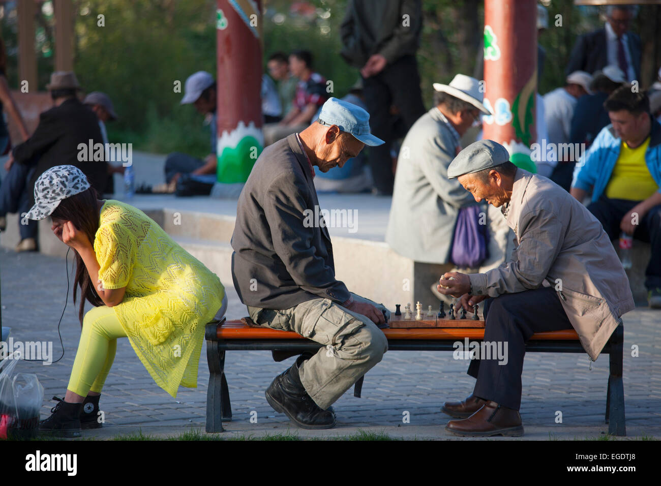 Les hommes jouant aux échecs dans le jardin, Gengis Khan Sukhbaatar Square, Ulaanbaatar, Mongolie Banque D'Images