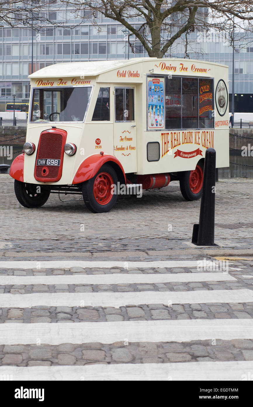 Vintage ice cream Van par un passage piétons à Liverpool en Angleterre Banque D'Images Vintage ice cream Van par un passage piétons à Liverpool en Angleterre Banque D'Images
