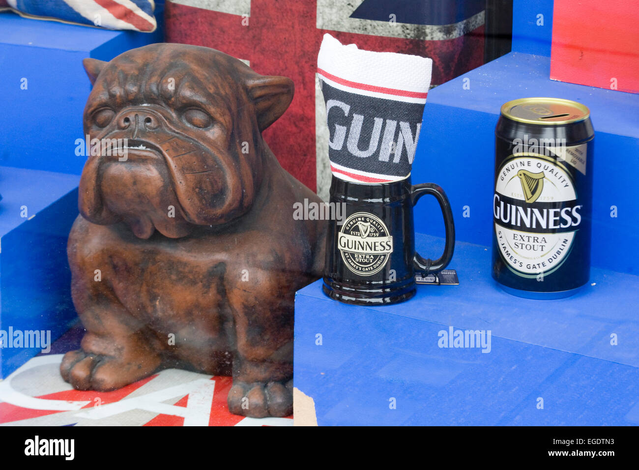 Statue en bois d'une Guinness avec British Bulldog Banque D'Images